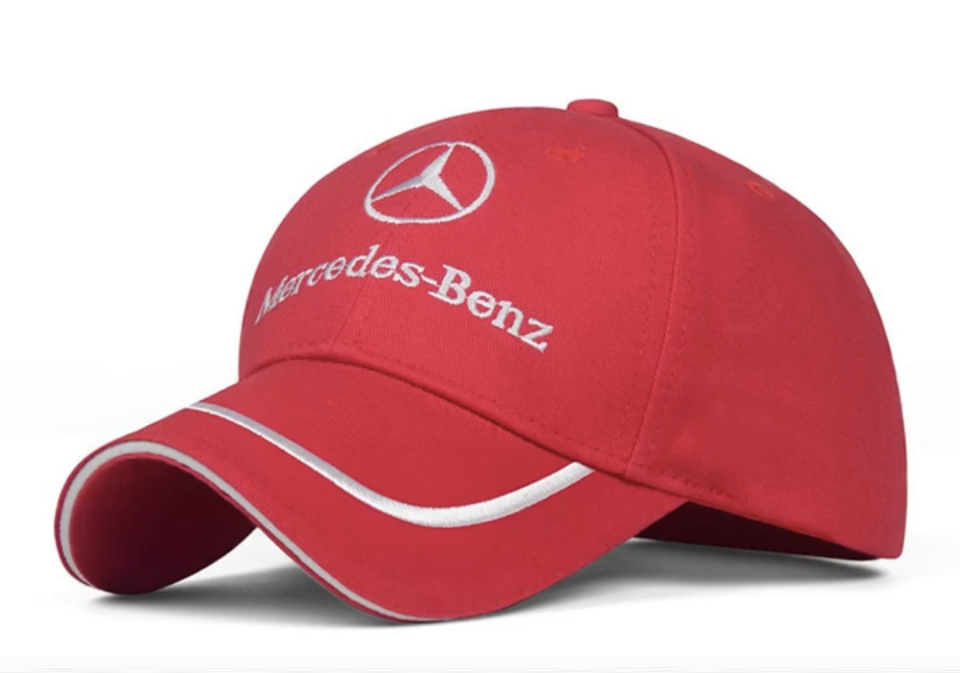 Teamová kšiltovka v červené barvě s logem Mercedes